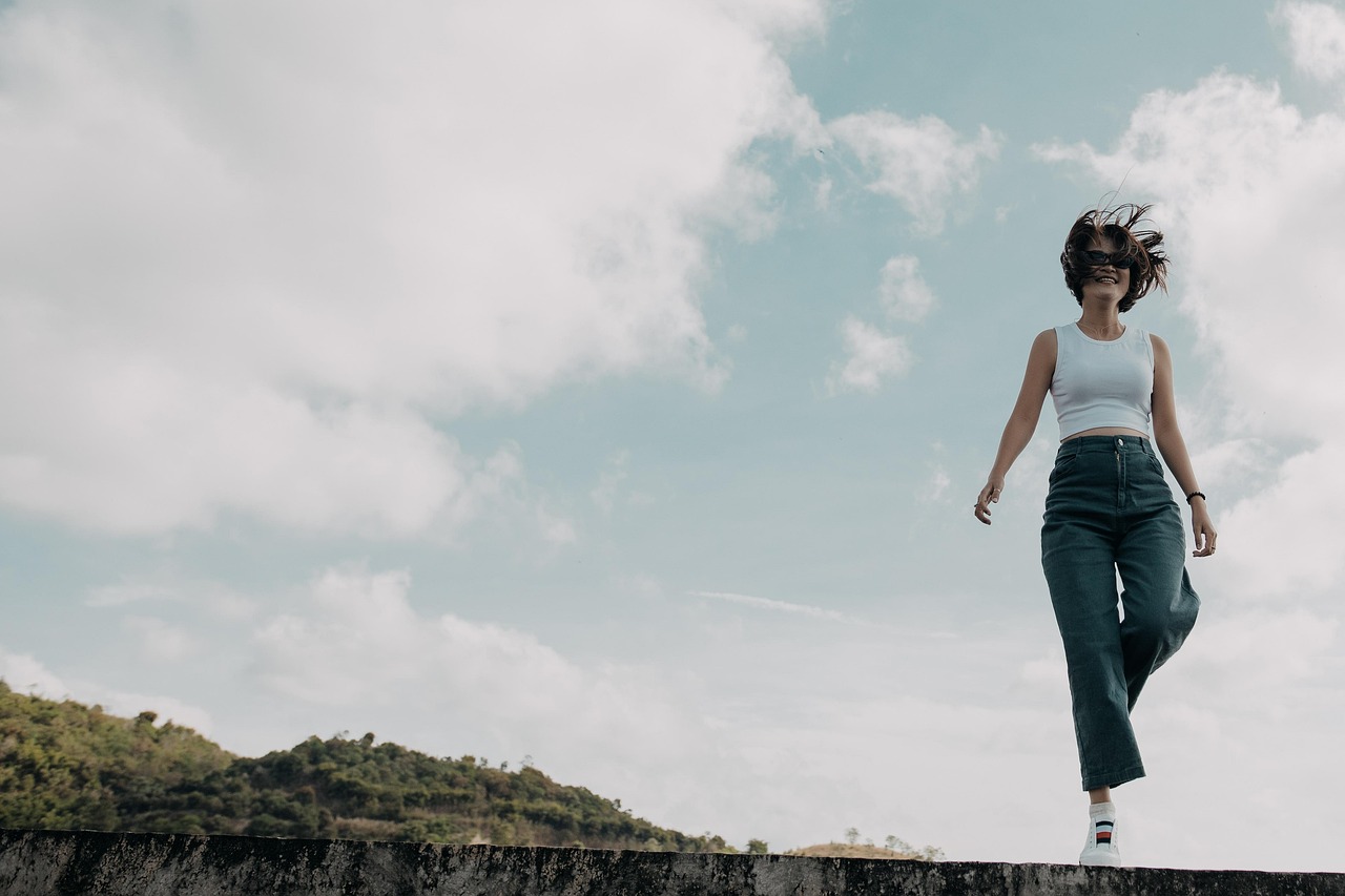 Osoba koja veselo skakuče