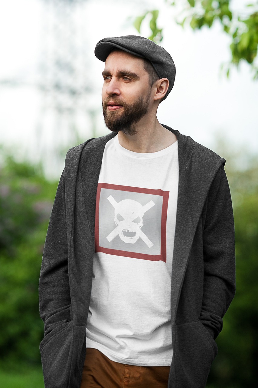 Čovjek sa trenerkom i kapom