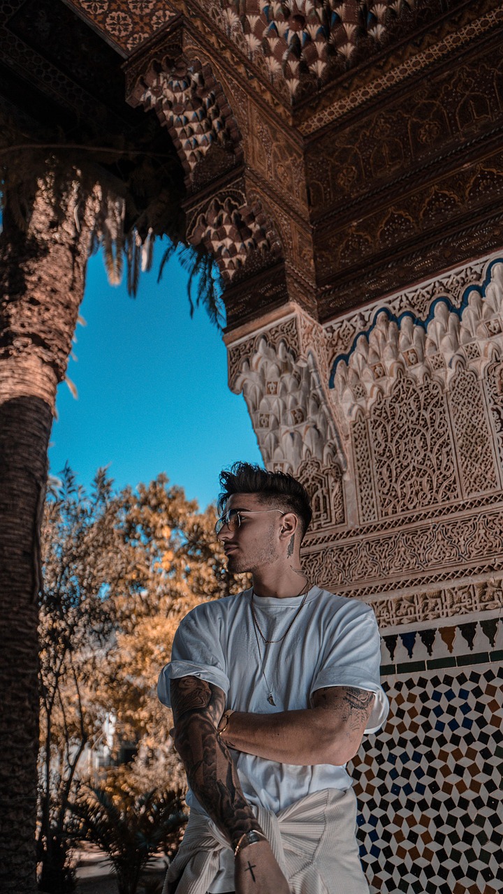 Čovjek sa naočalama i kratkom majicom